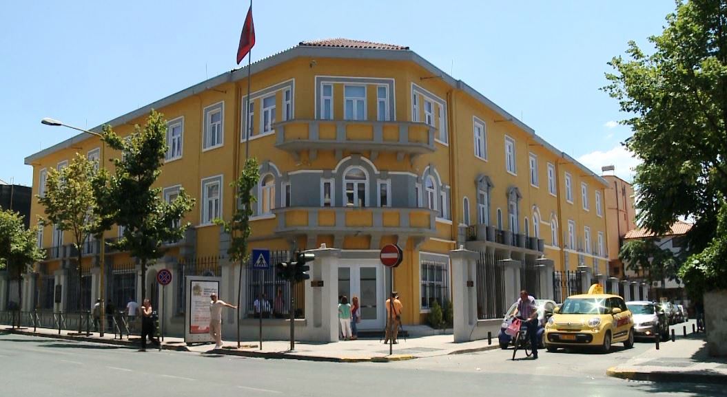 Ministria e Arsimit njofton: Mbyllen kopshtet dhe shkollat ne 25 Maj